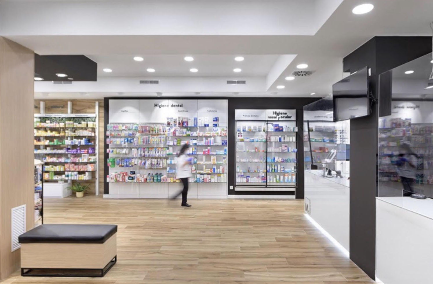 Interior de la Farmacia M. Torrijo