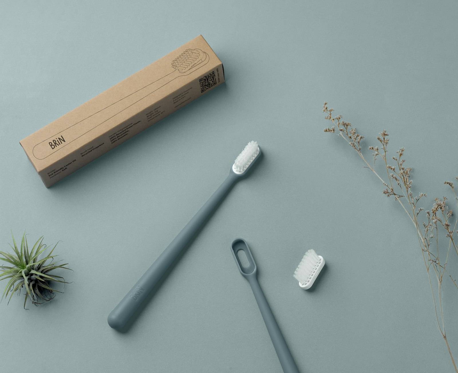 Cepillos de dientes de madera sobre superficie clara